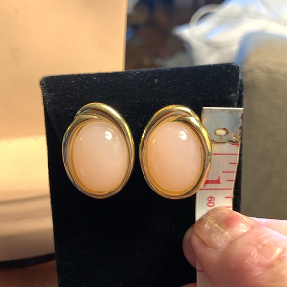 80’s TRIFARI PALE PASTEL PINK CABOCHON CLIP ON EARRINGS - Picture 8 of 11